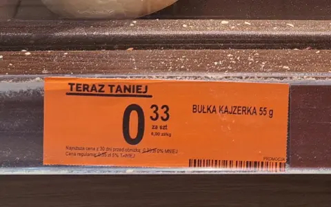 Bułka kajzerka 55g w promocji za 0,33 zł. Idealna na śniadanie, ma około 150 kcal.