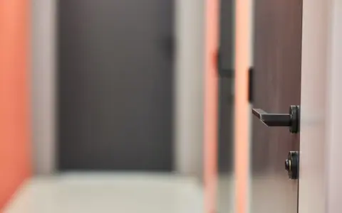 Nowe drzwi Erkado z czarną klamką. Wnętrze z pomarańczowymi akcentami.