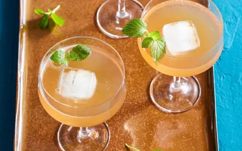 Erfrischende Cocktails mit Eis und Minze, wie ein old cuban ihn genießen würde.