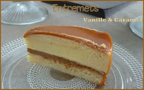 Tranche d'entremets vanille & caramel, un délice facile à réaliser.