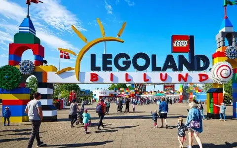 Brama do Legolandu w Billund, z czego słynie dania, zbudowana z klocków Lego.