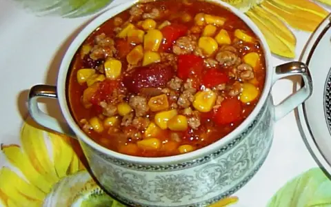 Pyszne chili con carne przepis: sycące danie z mielonym mięsem, fasolą, kukurydzą i pomidorami w bogatym sosie. Idealne na chłodne dni.