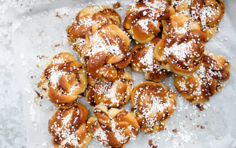 En hög med nybakade bullar med mandelmassa, toppade med pärlsocker. Perfekt för fikat!
