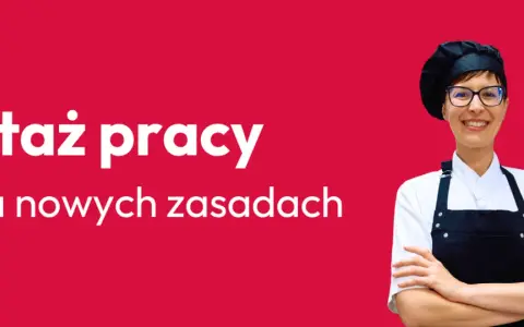 Uśmiechnięta osoba w stroju kucharskim, z napisem "Staż pracy na nowych zasadach". Idealne miejsce na umowę zlecenie do stażu pracy.