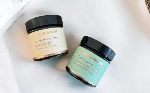 Zwei Tiegel "coeur de beauté" Microbiome Creme und Gesichtspflege mit probiotischer Hautpflege.