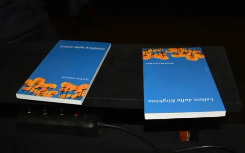 Due libri "Lettere dalla Kirghisia" di Silvano Agosti, con copertina blu e fiori arancioni.