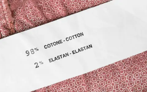 Etiqueta de tela: 98% algodón, 2% elastano. El elastano aporta elasticidad y comodidad a la prenda.
