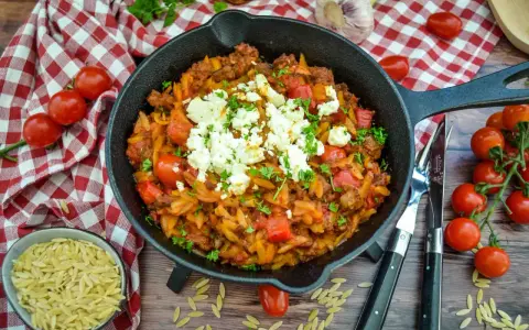Herzhaftes Kritharaki-Gericht mit Hackfleisch, Tomaten und Feta in einer Gusseisenpfanne. Perfekt für leckere Kritharaki Rezepte.