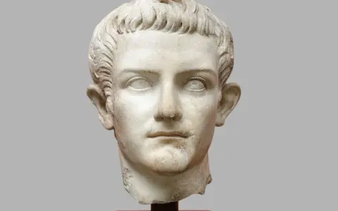 Marmorporträt eines jungen Mannes, der als Kaiser Roms identifiziert wird. Sein Haar ist kurz und wellig, die Augenhöhlen sind leer.
