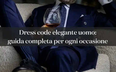 Uomo in abito blu con bicchiere, esplora le diverse dress code tipologie per ogni occasione.