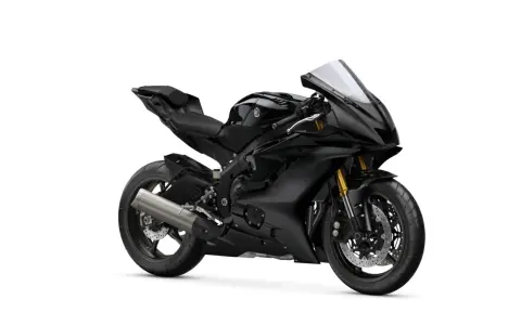 Czarny motocykl Yamaha R6, gotowy do jazdy. Zastanawiasz się, yamaha r6 ile koni mocy oferuje?