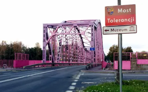 Różowy Most Tolerancji w Głogowie, jedna z głównych atrakcji miasta, prowadzi do Muzeum.