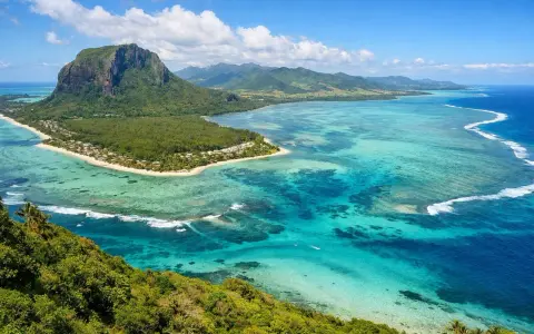 Widok na Le Morne Brabant, Mauritius. Zielone wzgórza, turkusowa laguna i białe fale – to wszystko, co musisz zobaczyć na Mauritiusie.