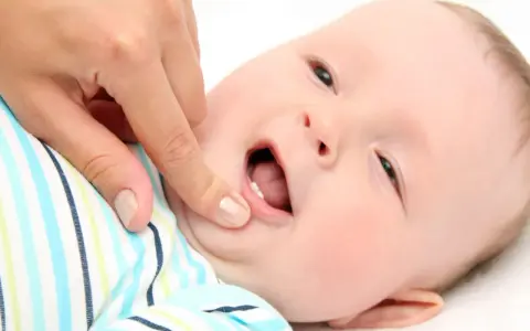 Co na bolące dziąsła u niemowlaka? Bezpieczne sposoby na ulgę