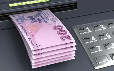Pieniądze w Turcji to liry. Wypłata z bankomatu 200 lirów.