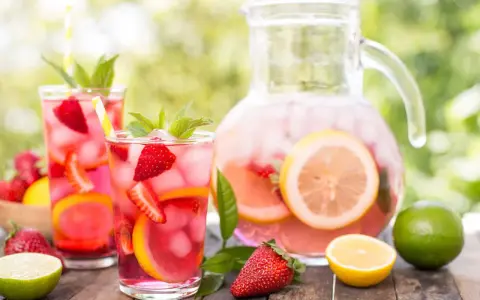 Sommarfestens höjdpunkt: en uppfriskande bål med jordgubbar, citron och mynta. Perfekt bål recept för varma dagar!