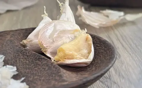 Ail confit au four, doux et doré, prêt à parfumer vos plats.