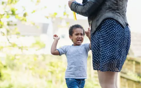 Kind weint, weil es nicht will, dass die Seifenblasen aufhören. Was tun, wenn Kinder schlagen? Geduld und Ablenkung helfen.