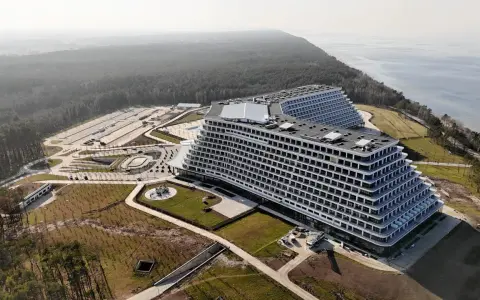 Nowoczesny hotel Gołębiewski w Pobierowie, zlokalizowany przy lesie i morzu, z widokiem na plażę.