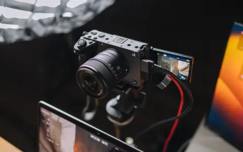Kamera z obiektywem i ekranem, gotowa do nagrywania. Zaawansowany **global shutter** zapewnia płynność obrazu.