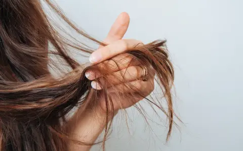 Strohige Haare: Ursachen und effektive Tipps zur Verbesserung