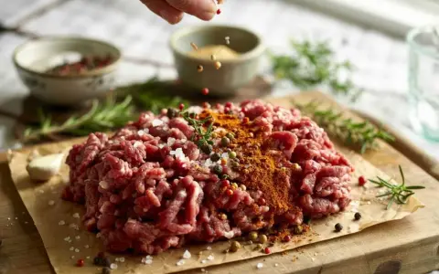 Jak doprawić mięso na burgery? Sekret soczystego smaku!