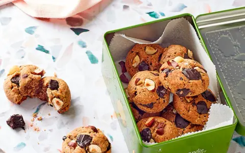Biscuits au sarrasin, pépites de chocolat et noisettes, un délice à faible indice glycémique.