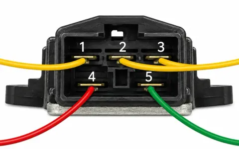 Schemat podłączenia przewodów do regulatora napięcia. Żółte przewody do pinów 1, 2, 3. Czerwony do 4, zielony do 5. Jak sprawdzić regulator napięcia?