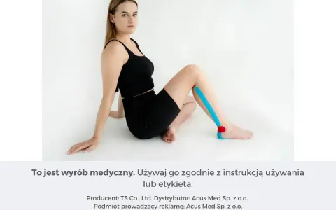 Kobieta z taśmą na łydce i stopie, wskazującą na rehabilitację nerwu skórnego bocznego uda.