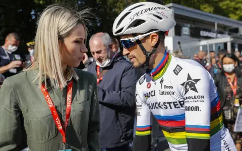 Marion Rousse spricht mit einem Radfahrer im Weltmeistertrikot.