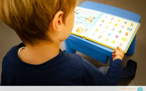 Bambino con libro di numeri colorati, parte di un test logopedia bambini.