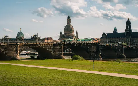 Most okazały z widokiem na zabytkową architekturę Drezna, w tym Frauenkirche. Idealna trasa spacerowa wzdłuż rzeki.
