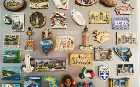 Lodówka pełna magnesów z podróży: co przywieźć z Wilna? Znajdziesz tu m.in. Pragę, Porto, Islandię, Włochy, a nawet Florida.