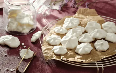 Luftige Baiser-Häppchen, perfekt für vegane aquafaba rezepte. Ein Glas voller süßer Leckereien und ein paar auf einem Gitter.