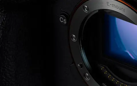 Zbliżenie na korpus aparatu z widocznym mocowaniem obiektywu E-mount i elementami sensora. Technologia global shutter zapewnia ostrość nawet w ruchu.