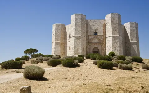 Castel del Monte, un gioiello del patrimonio UNESCO Puglia, domina la collina con la sua architettura ottagonale unica.