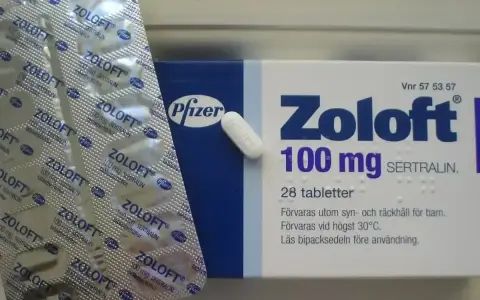 Opakowanie leku Zoloft 100 mg z sertraliną, stosowanego w farmakoterapii.