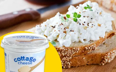 Tostada con queso cottage fresco y hierbas, ideal para recetas saludables. Un envase de queso cottage Hacendado a un lado.
