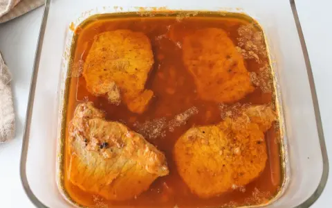Lomo de orza en su jugo, listo para acompañar con patatas fritas o un buen pan.
