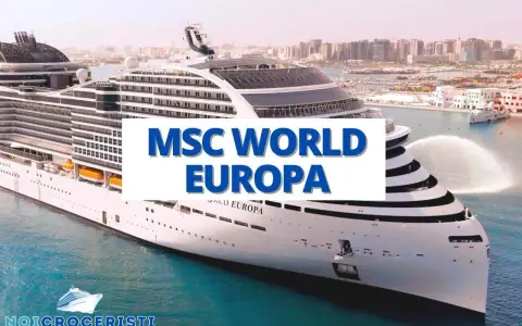 MSC World Europa, un gigante dei mari, attracca con un getto d'acqua festoso. Il ponte 16 offre una vista mozzafiato.