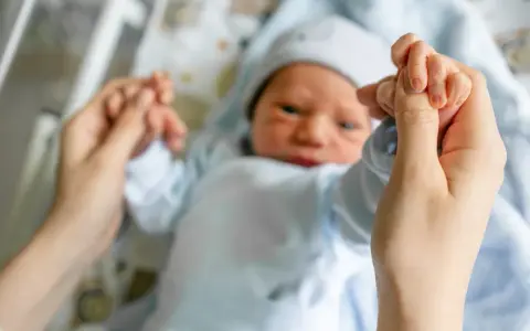 Kiedy dziecko zaczyna widzieć? Kluczowe etapy rozwoju wzroku