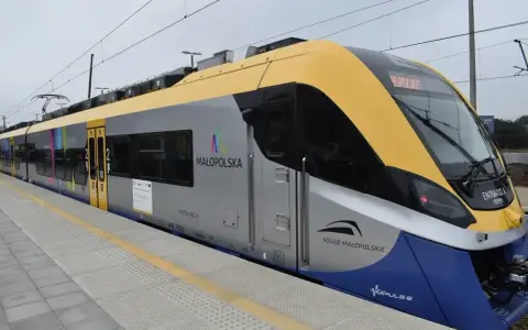 Nowoczesny pociąg Kolei Małopolskich na stacji. Sprawdź rozkład jazdy PKP Kraków-Oświęcim przez Skawinę.
