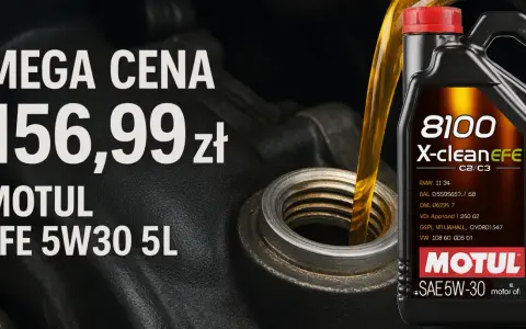 Olej silnikowy Motul 8100 X-cleanEFE 5W30 5L wylewany do silnika.