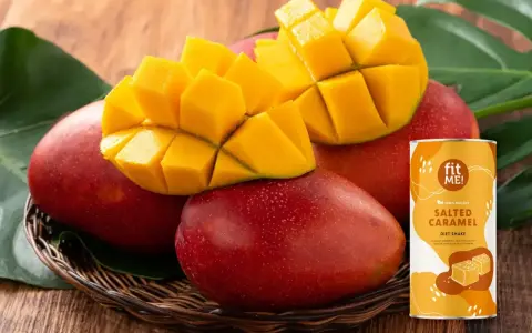 Soczyste mango i puszka napoju "Salted Caramel" z hasłem "african mango opinie".