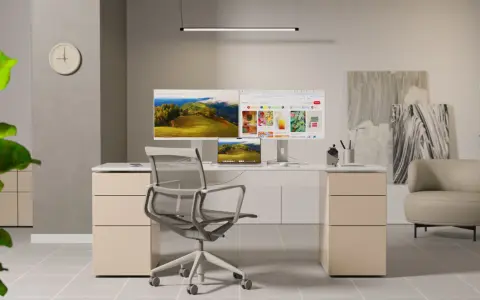 Bureau moderne avec un **écran ergonomique** double, une chaise confortable et une plante verte.