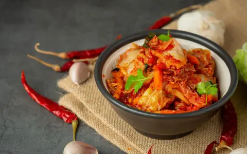 Jak zrobić kimchi w domu? Kompletny przepis, uniknij błędów!