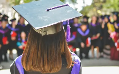 Laurea in fisica, ma il futuro è incerto. Un gruppo di laureati in fisica disoccupati attende il proprio destino dopo la cerimonia.