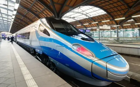 Nowoczesne Pendolino z niebiesko-srebrnym malowaniem czeka na peronie. Czy to właśnie ten pociąg zabierze Cię kiedy Pendolino do Szczecina?