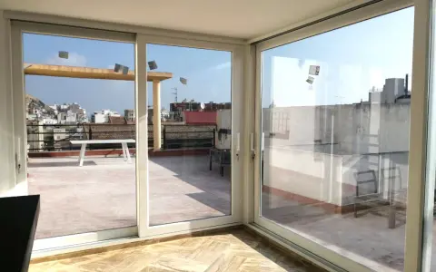 Ventanas de aluminio con vistas a la ciudad. Aprende como limpiar ventanas de aluminio para que brillen como nuevas.