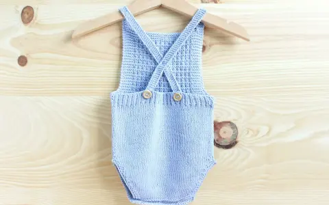 Ranita bebé dos agujas patrones. Un adorable enterito tejido a mano, perfecto para los más pequeños.